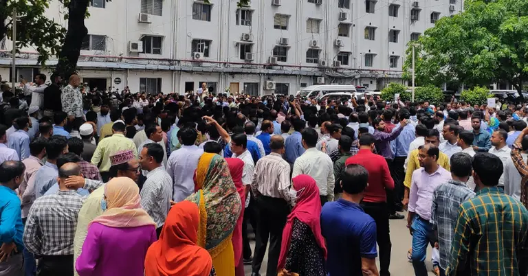 সচিবালয় কর্মচারীদের বিক্ষোভ